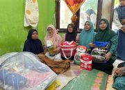 Wakil Ketua TP PKK Aceh Besar Serahkan Bantuan untuk Warga Disabilitas Netra di Baitussalam