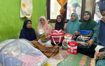 Wakil Ketua TP PKK Aceh Besar Serahkan Bantuan untuk Warga Disabilitas Netra di Baitussalam