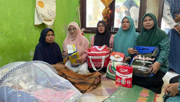 Wakil Ketua TP PKK Aceh Besar Serahkan Bantuan untuk Warga Disabilitas Netra di Baitussalam