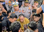 Massa Aliansi Rakyat Aceh kembali menggelar aksi jilid IV di Kantor Gubernur Aceh meski Pergub JKA sudah resmi dicabut di depan gerbang pintu Kantor Gubernur Aceh, Banda Aceh, Senin (18/05/2026).