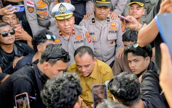 Massa Aliansi Rakyat Aceh kembali menggelar aksi jilid IV di Kantor Gubernur Aceh meski Pergub JKA sudah resmi dicabut di depan gerbang pintu Kantor Gubernur Aceh, Banda Aceh, Senin (18/05/2026).