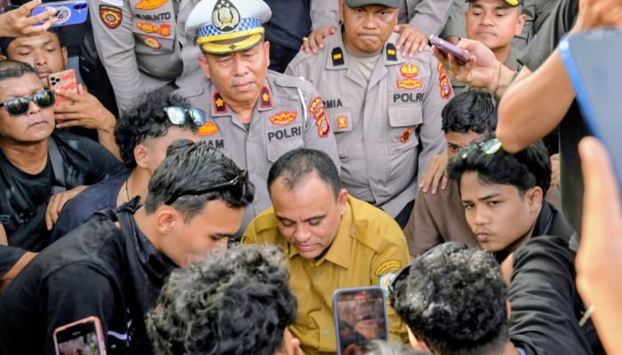 Massa Aliansi Rakyat Aceh kembali menggelar aksi jilid IV di Kantor Gubernur Aceh meski Pergub JKA sudah resmi dicabut di depan gerbang pintu Kantor Gubernur Aceh, Banda Aceh, Senin (18/05/2026).