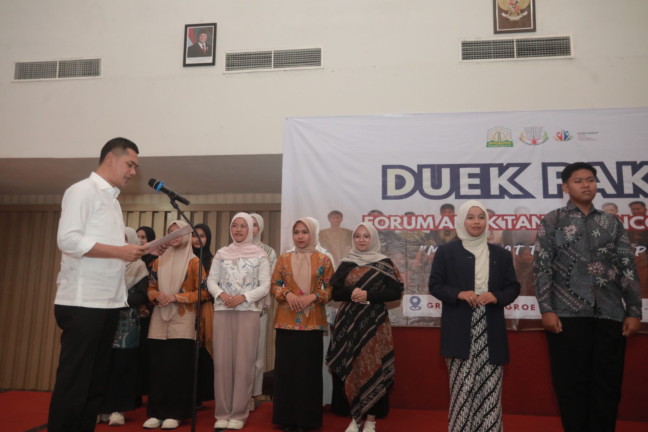 Sekda Aceh, M. Nasir SIP MPA, melantik pengurus Forum Anak Tanah Rencong (FATAR) Tahun 2026, di Hotel Grand Nanggroe Aceh, Banda Aceh, Sabtu (20/06/2026). FOTO/ HUMAS PEMERINTAH ACEH