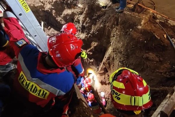 3 Jam Berjibaku, Damkar Evakuasi Bocah Jatuh ke Lubang 3,7 Meter di Jaksel