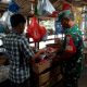 Harga Sembako Fluktuasi, Babinsa Koramil 02/SKM Monitoring di Pasar Sibreh