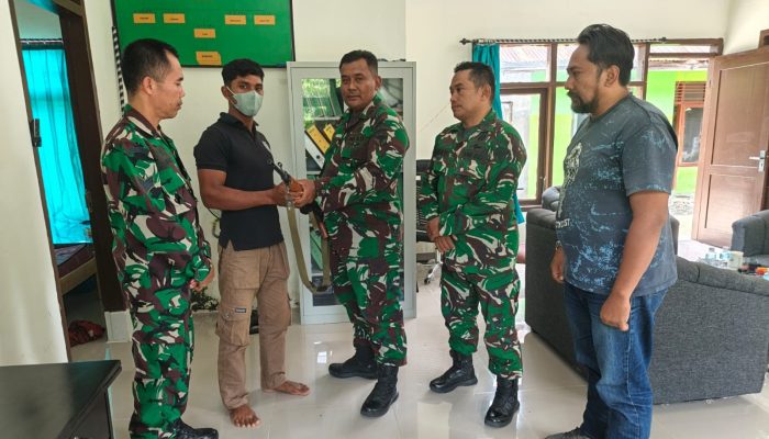 Bangun Kepercayaan Warga, Babinsa Koramil 09/Ulee Kareng Terima Senjata Api Rakitan