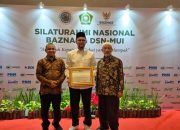 Ketua DPS Bank Aceh Syariah Raih Anugerah Kepatuhan Zakat Berdampak dari BAZNAS dan DSN-MUI