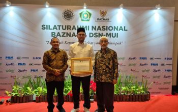 Ketua DPS Bank Aceh Syariah Raih Anugerah Kepatuhan Zakat Berdampak dari BAZNAS dan DSN-MUI
