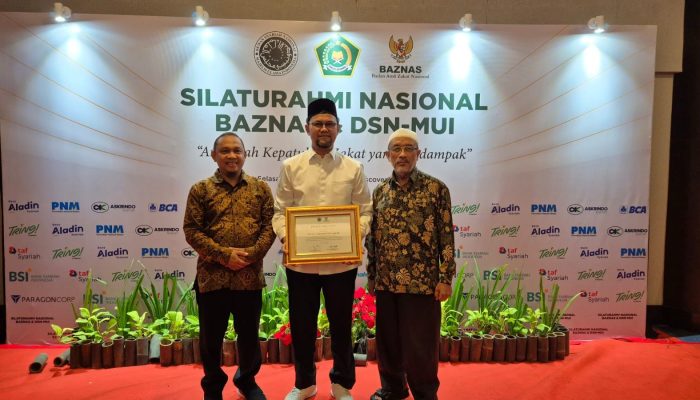 Ketua DPS Bank Aceh Syariah Raih Anugerah Kepatuhan Zakat Berdampak dari BAZNAS dan DSN-MUI