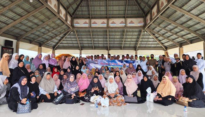 Jamaah Dayah Raudhatul Quran Tungkop Ziarahi Makam Habib Bugak di Bireuen