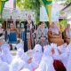 Ketua Pokja Bunda PAUD Aceh Besar Peusijuek Murid Baru dan Motivasi Siswa di Krueng Barona Jaya