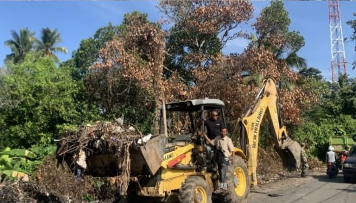 DLH Aceh Besar Bersama Muspika Montasik Gotong Royong Bersihkan Tumpukan Sampah di Gampong Piyeung