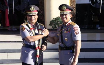 Irjen Pol Marzuki Ali Basyah Serahkan Pataka “Machdum Sakti” kepada Kapolda Aceh Irjen Pol. Ruddi Setiawan
