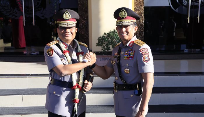 Irjen Pol Marzuki Ali Basyah Serahkan Pataka “Machdum Sakti” kepada Kapolda Aceh Irjen Pol. Ruddi Setiawan