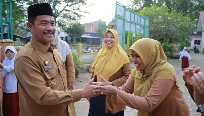 Hari Pertama Masuk Sekolah, Wabup Aceh Besar Berikan Energi Baru untuk Siswa dan Guru SDN Blang Bintang