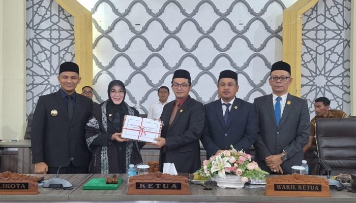 Wali Kota Banda Aceh Serahkan Raqan Pertanggungjawaban Pelaksanaan APBK 2025 ke DPRK