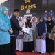 Bupati Aceh Besar Serahkan Piala Juara Beut Kitab Bak Sikula