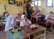 Babinsa di Singkil Dampingi Pendistribusian MBG