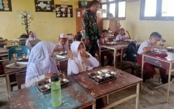 Babinsa di Singkil Dampingi Pendistribusian MBG