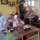 Babinsa di Singkil Dampingi Pendistribusian MBG