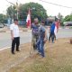 Sambut HUT RI ke-81, Forkopimcam Blang Bintang Gotong Royong Hias Jalanan dengan Bendera Merah Putih