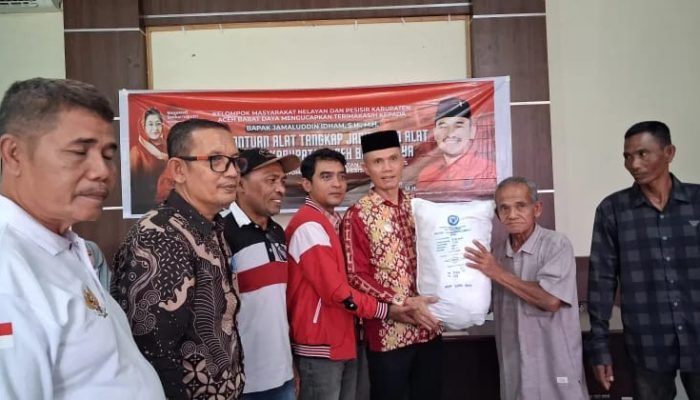 Jamaluddin Idham Salurkan Bantuan Alat Tangkap untuk Nelayan Abdya