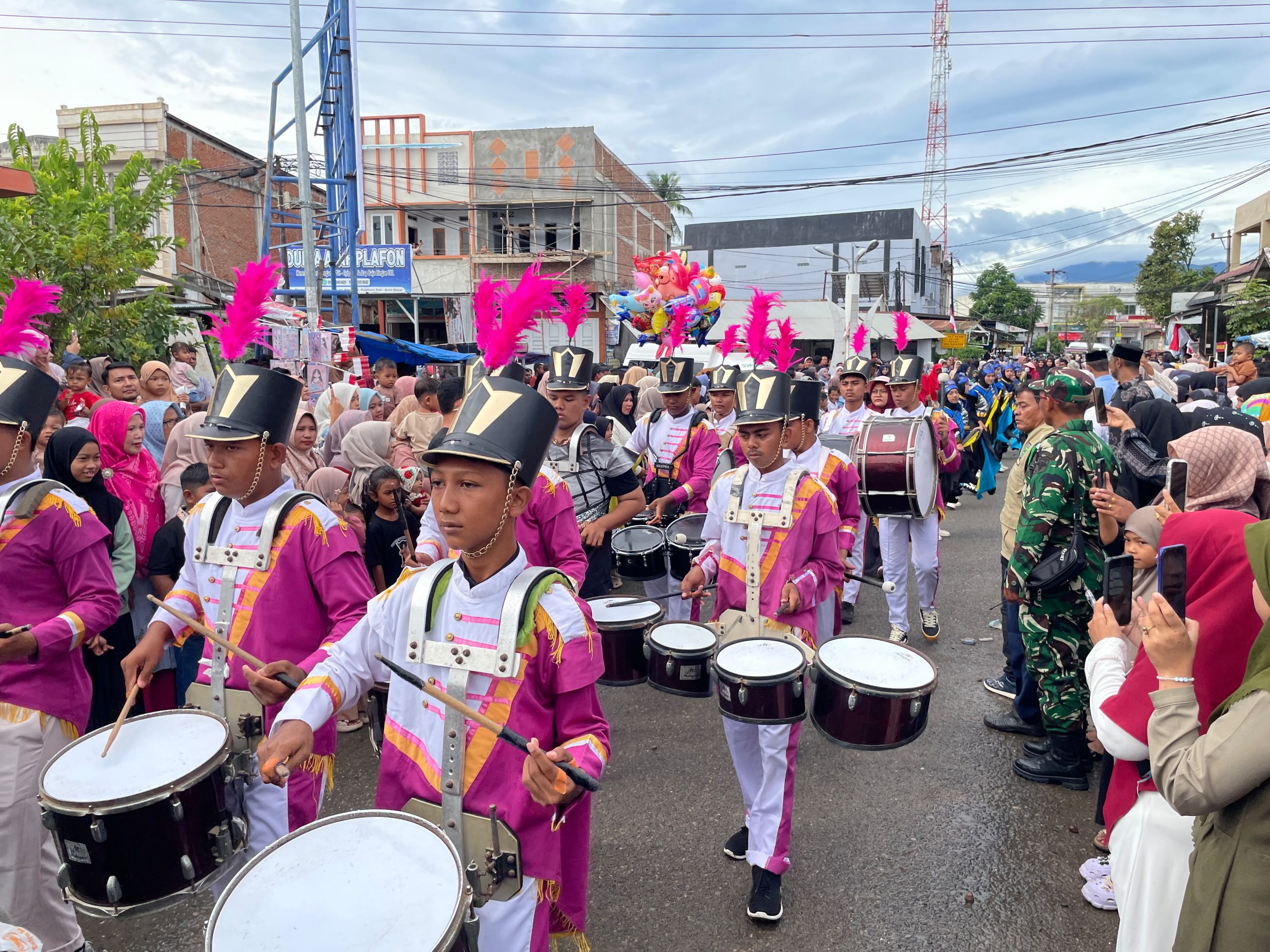 Suasana karnaval peringatan HUT ke-81 RI, di Kecamatan Kuta Baro, Kabupaten Aceh Besar, Minggu (16/8/2026). FOTO/ WAHYU DESMI