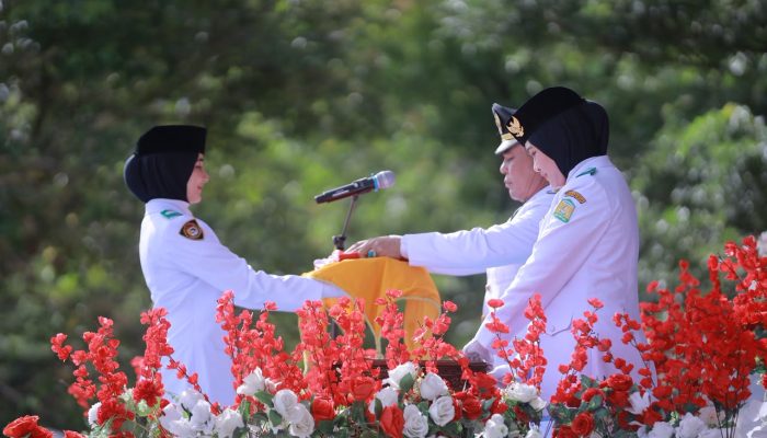 Cut Nadhifa Alisha, Siswi SMAN 1 Kota Jantho Dipercaya Membawa Baki Bendera Merah Putih