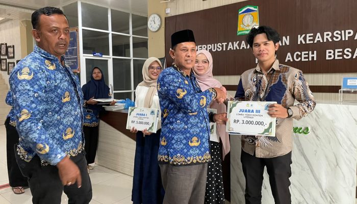 Kepala Dispusip Aceh Besar Serahkan Hadiah Pemenang Lomba Film Konten Literasi