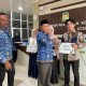 Kepala Dispusip Aceh Besar Serahkan Hadiah Pemenang Lomba Film Konten Literasi