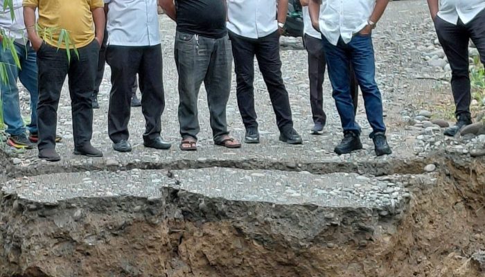 Jembatan Darurat Kubang Itam Rusak Akibat Luapan Air, Bupati Mukhlis Perintahkan Penanganan Cepat
