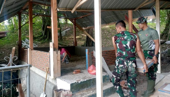 Koramil 26/Kuta Cot Glie Tuntaskan Plester Dinding dan Pemasangan Keramik Balai