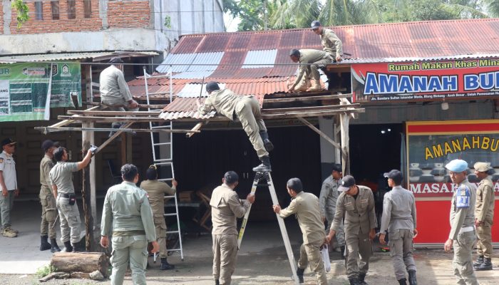 Lagi, Satpol PP dan WH Aceh Besar Bongkar Bangunan Liar di Akses Bandara SIM