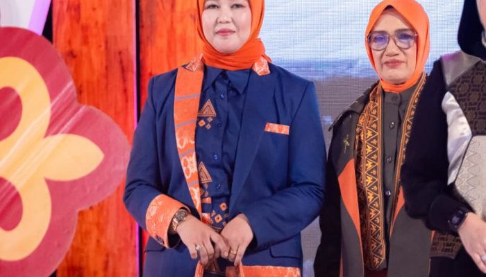 Ketua dan Wakil Ketua Dekranasda Aceh Besar Tampilkan Inovasi Wastra pada Meuseuraya Festival