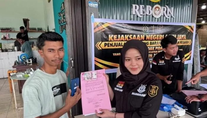 Kejari Aceh Jaya Lelang Delapan Handphone Rampasan Negara