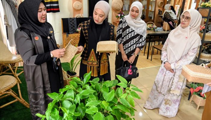 Ditemani Rita Mayasari, Isyana Wisnu Kagum pada Kerajinan Aceh Besar